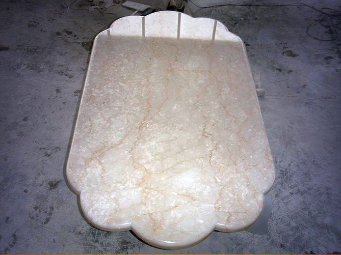大理石のダイニングテーブル